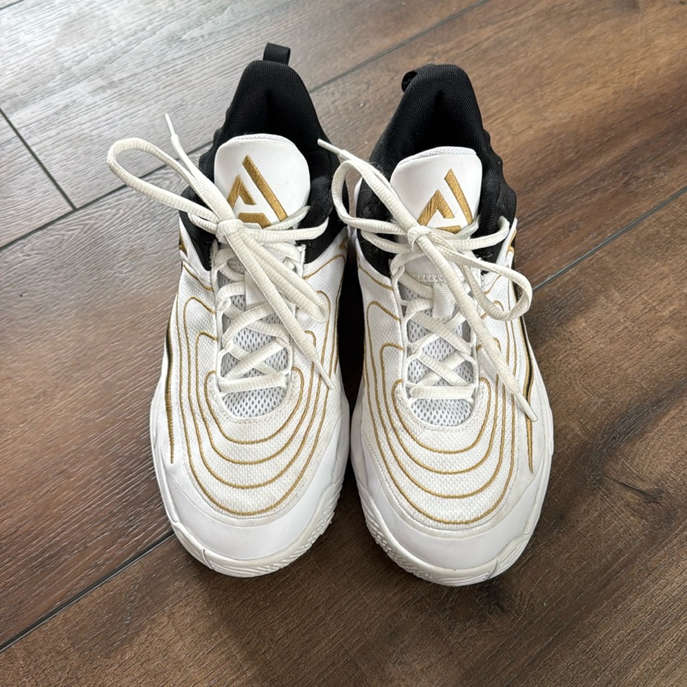 Nike Giannis Immortality Basketball Shoes size 6Y